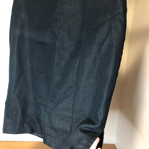 Form fitting skirt - Picture 3 of 3